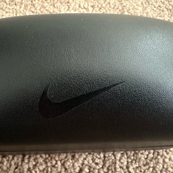 Nike Clam Shell Swoosh Black Eyeglass Case - Picture 3 of 3